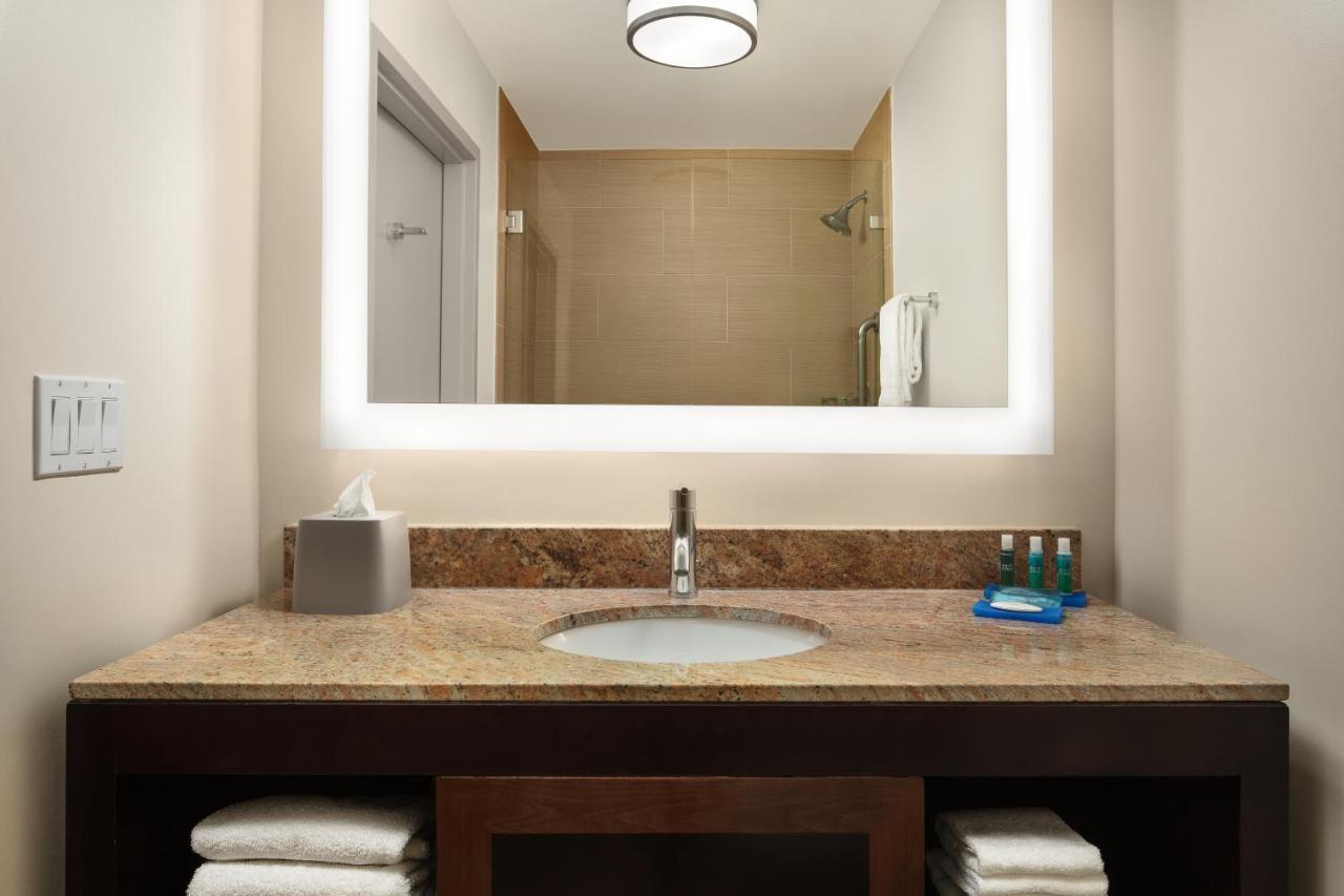 Holiday Inn Express Hotel & Suites Belmont By Ihg Eksteriør billede