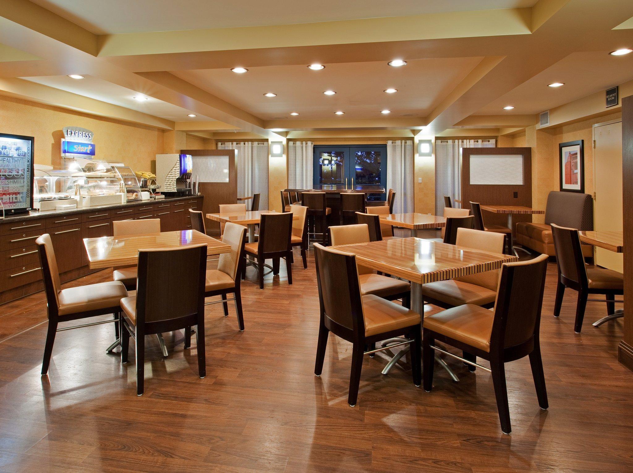 Holiday Inn Express Hotel & Suites Belmont By Ihg Eksteriør billede